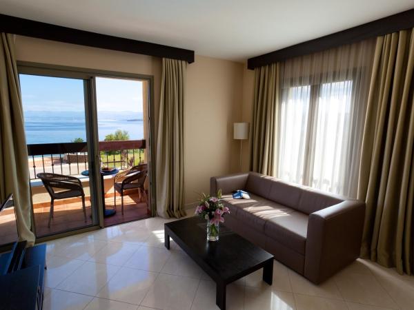 Blue Waves Resort : photo 2 de la chambre suite avec balcon - vue sur mer