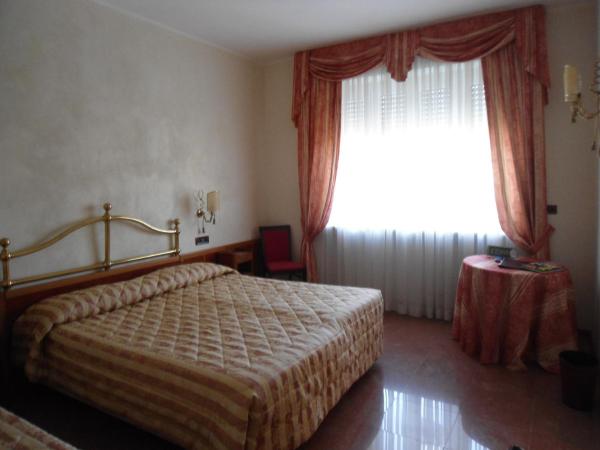 Hotel Continental : photo 5 de la chambre chambre triple