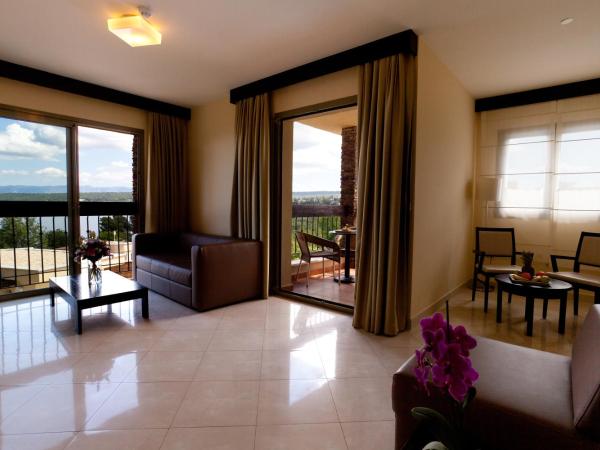 Blue Waves Resort : photo 10 de la chambre suite familiale (2 adultes + 2 enfants) avec balcon