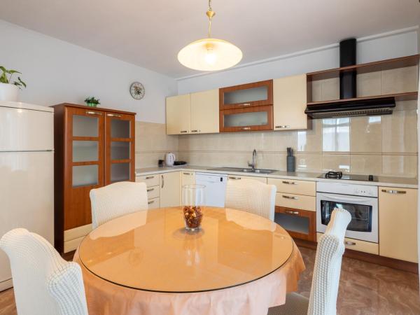 Family apartments - Guesthouse Vranješ : photo 7 de la chambre appartement avec balcon