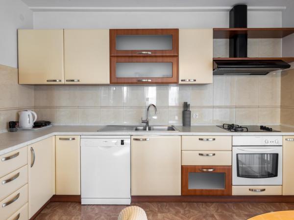 Family apartments - Guesthouse Vranješ : photo 8 de la chambre appartement avec balcon