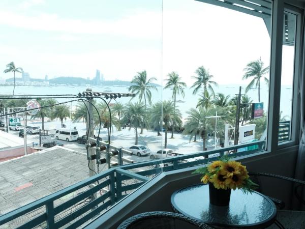 The Beach Front Resort, Pattaya : photo 8 de la chambre chambre double deluxe - vue latérale sur mer