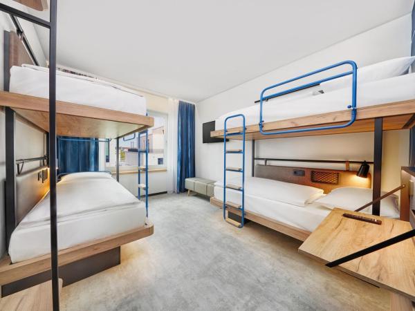 H2 Hotel Düsseldorf City : photo 1 de la chambre chambre quadruple