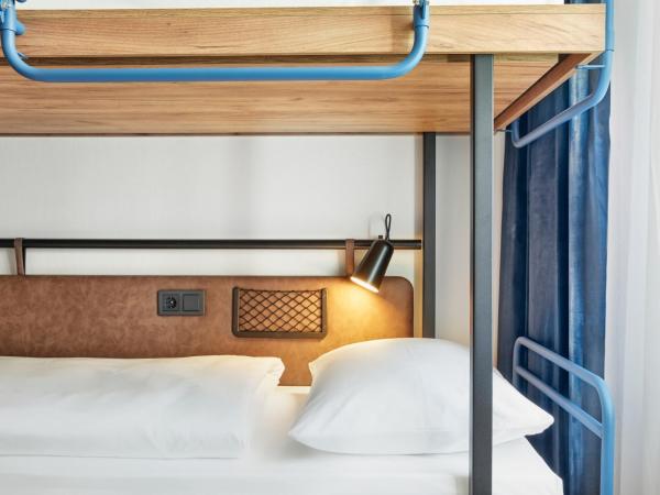 H2 Hotel Düsseldorf City : photo 7 de la chambre chambre quadruple