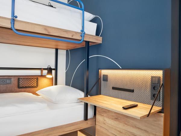 H2 Hotel Düsseldorf City : photo 2 de la chambre chambre quadruple