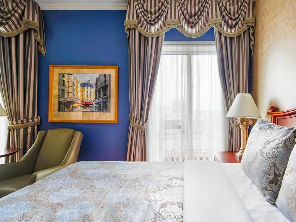 Hôtel Palace Royal : photo 4 de la chambre chambre classique avec 1 lit queen-size et douche en verre