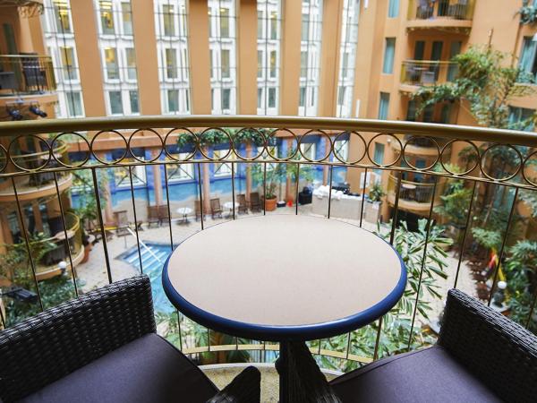 Hôtel Palace Royal : photo 3 de la chambre suite avec balcon, 1 lit queen-size et canapé-lit - côté jardin intérieur