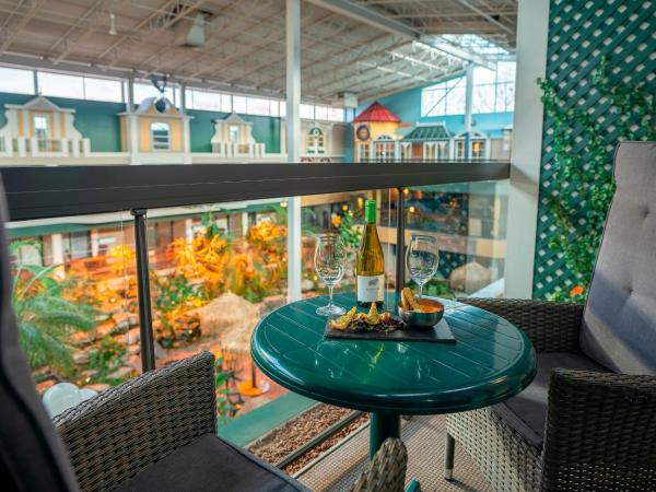 Hôtel Québec Inn : photo 3 de la chambre chambre moderne avec lit queen-size, lit queen-size escamotable et balcon intérieur