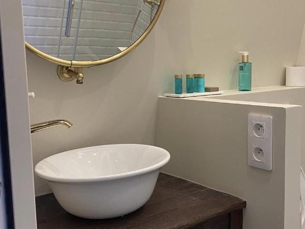 24H LE MANS Château de Lauresse chambres d'hôtes Luxe : photo 2 de la chambre chambre double - vue sur jardin