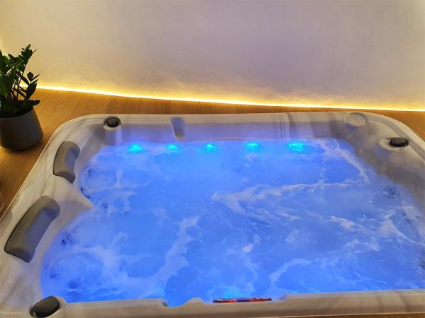 Suite 6 : photo 10 de la chambre chambre lit king-size avec baignoire spa