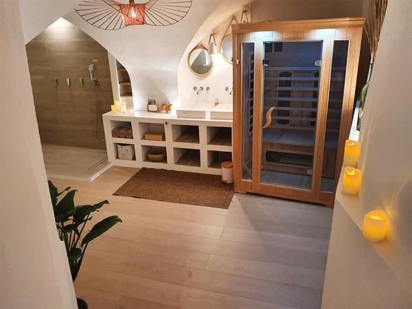 Suite 6 : photo 9 de la chambre chambre lit king-size avec baignoire spa