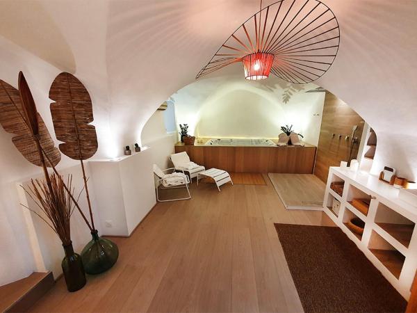 Suite 6 : photo 6 de la chambre chambre lit king-size avec baignoire spa