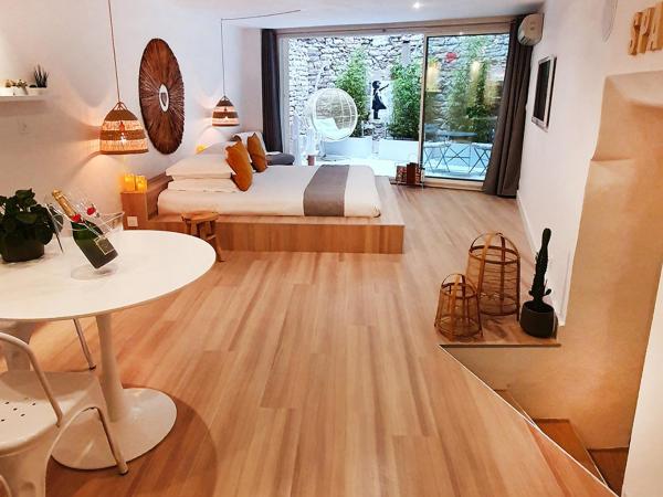 Suite 6 : photo 1 de la chambre chambre lit king-size avec baignoire spa