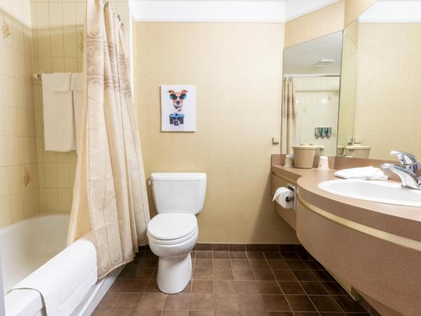 Hôtel Québec Inn : photo 5 de la chambre chambre lit queen-size traditionnelle avec balcon intérieur côté jardin