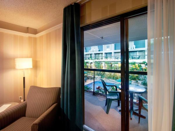 Hôtel Québec Inn : photo 2 de la chambre chambre moderne avec lit queen-size, lit queen-size escamotable et balcon intérieur