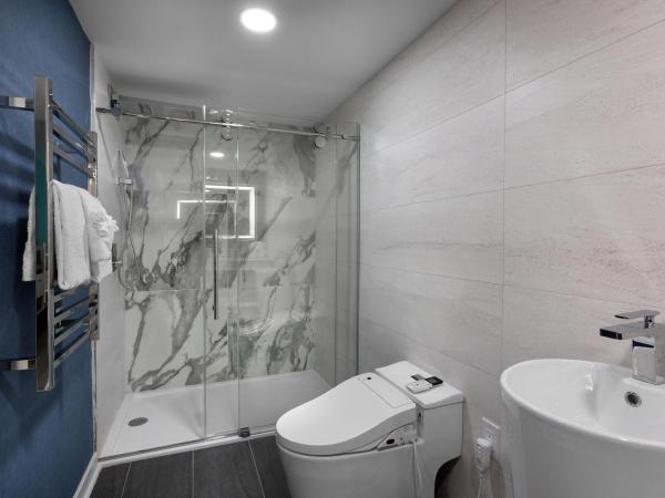 Crown Reef Beach Resort and Waterpark : photo 1 de la chambre suite lit king-size avec balcon