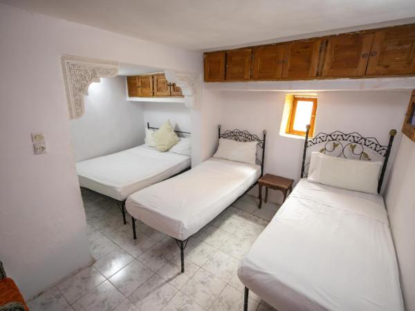 Fes Hostel Home : photo 4 de la chambre chambre quadruple avec salle de bains privative séparée