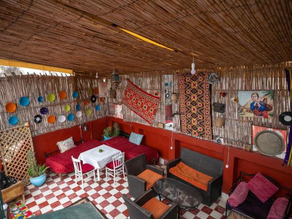 Fes Hostel Home : photo 3 de la chambre chambre triple avec salle de bains privative