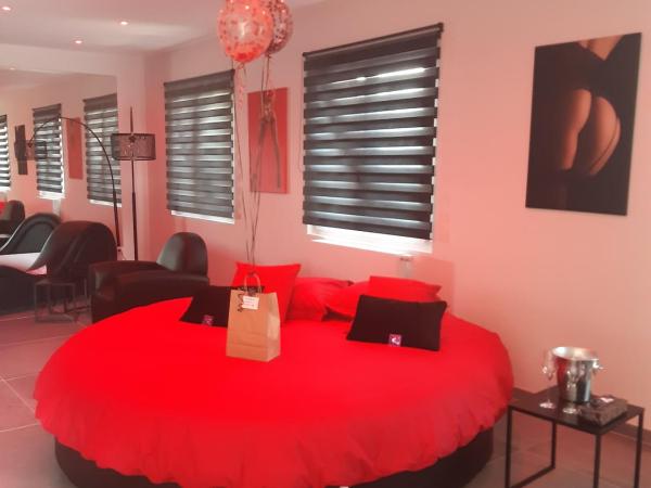 Ds Plaisir Love Room avec sauna, jacuzzi à Nancy : photo 2 de la chambre chambre lit king-size avec baignoire spa