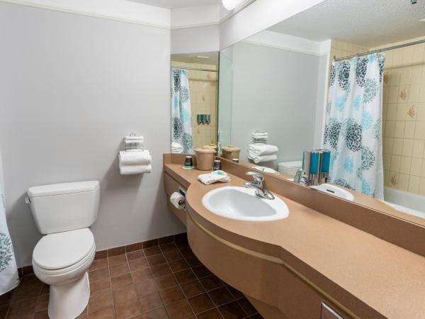 Hôtel Québec Inn : photo 5 de la chambre lit queen-size avec 1 canapé-lit double et kitchenette