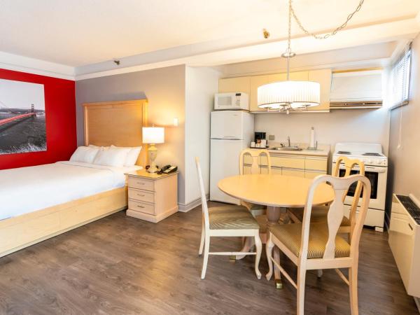 Hôtel Québec Inn : photo 3 de la chambre lit queen-size avec 1 canapé-lit double et kitchenette