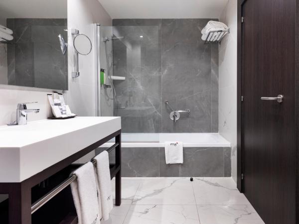 Intelier Palacio San Martin : photo 4 de la chambre chambre double ou lits jumeaux avec lit d'appoint