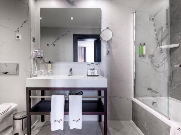 Intelier Palacio San Martin : photo 3 de la chambre chambre double ou lits jumeaux avec lit d'appoint