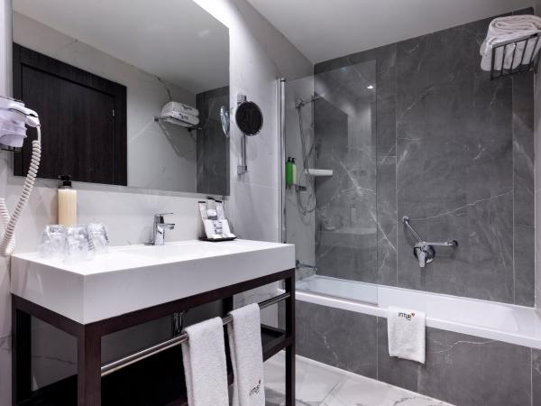 Intelier Palacio San Martin : photo 9 de la chambre chambre double ou lits jumeaux avec lit d'appoint