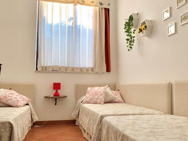 B&B Villa Pietrachiara : photo 2 de la chambre chambre triple avec salle de bains privative