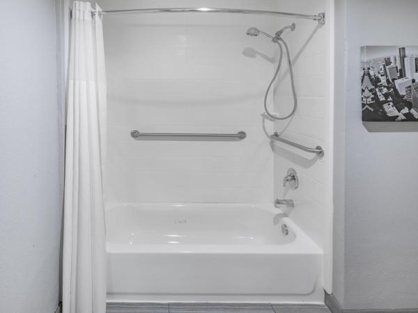 La Quinta by Wyndham Houston Southwest : photo 5 de la chambre chambre 1 lit double avec douche accessible en fauteuil roulant - adaptée aux personnes à mobilité réduite - non-fumeurs