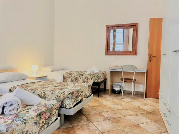 HostelCiompi : photo 9 de la chambre chambre triple avec salle de bains privative