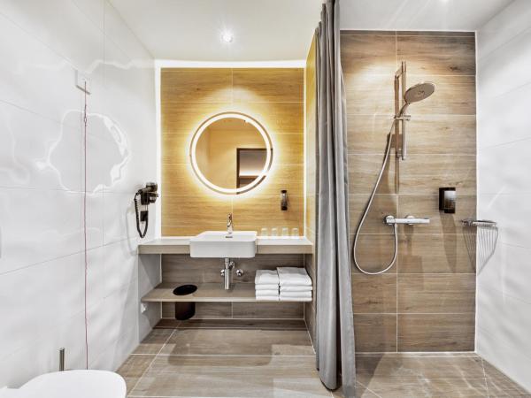 H2 Hotel Düsseldorf Seestern : photo 6 de la chambre chambre quadruple