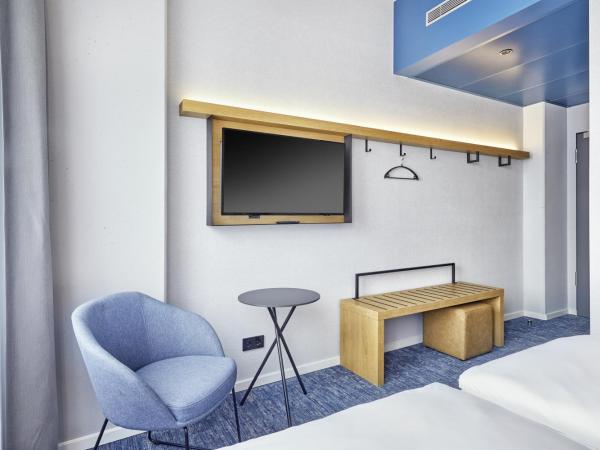 H2 Hotel Düsseldorf Seestern : photo 2 de la chambre chambre quadruple