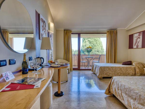 Hotel Ariston and Palazzo Santa Caterina : photo 7 de la chambre chambre triple palazzo santa caterina avec terrasse - côté mer