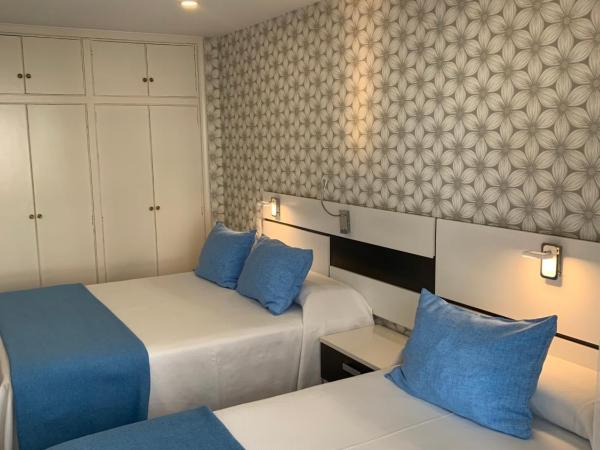 Hostal San Fernando : photo 1 de la chambre chambre triple avec terrasse