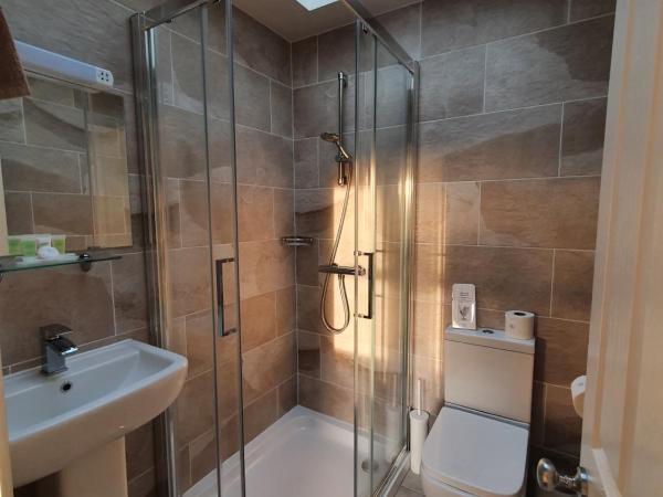 18 Craigmillar Park : photo 2 de la chambre chambre double avec douche