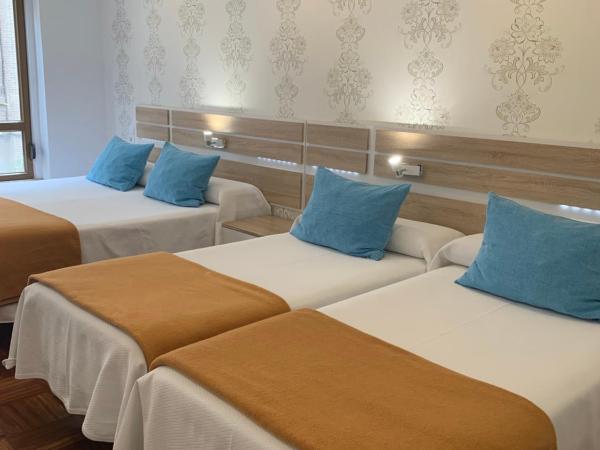 Hostal San Fernando : photo 8 de la chambre chambre quadruple avec salle de bains privative