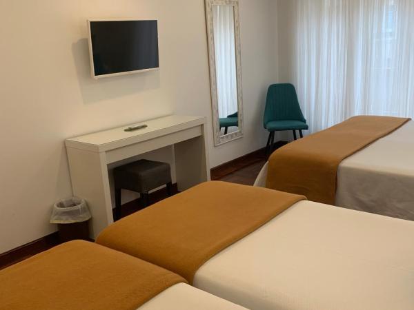 Hostal San Fernando : photo 5 de la chambre chambre quadruple avec salle de bains privative