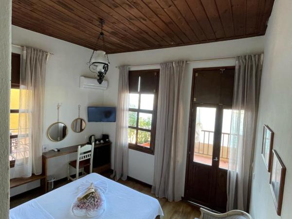 Captain Vasilis Hotel : photo 4 de la chambre chambre double deluxe avec terrasse - vue sur mer