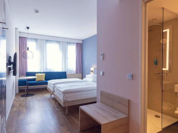roomz Vienna Prater : photo 4 de la chambre chambre lits jumeaux style roomz avec banc
