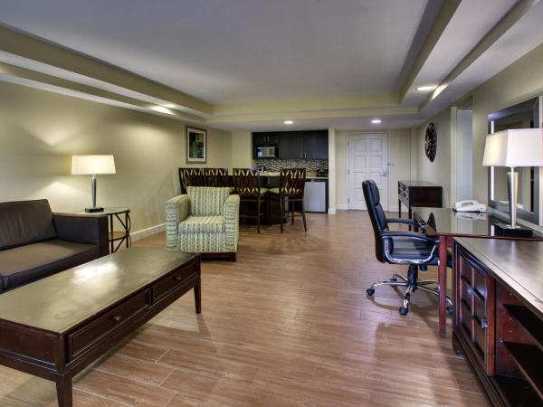 Holiday Inn Resort Orlando - Lake Buena Vista, an IHG Hotel : photo 1 de la chambre suite 1 chambre avec 2 lits queen-size et balcon - vue sur piscine