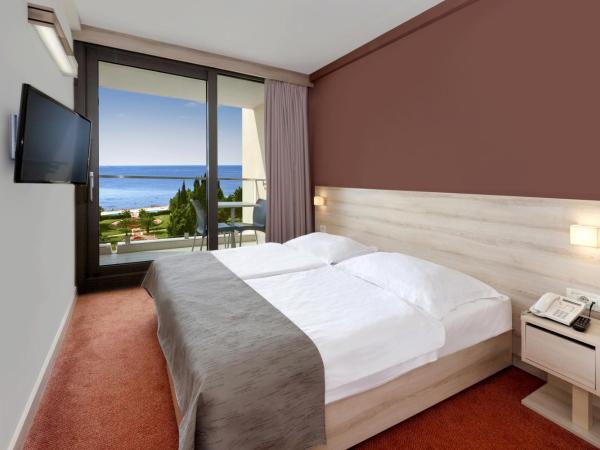 Hotel Materada Plava Laguna : photo 1 de la chambre suite avec balcon - vue sur mer