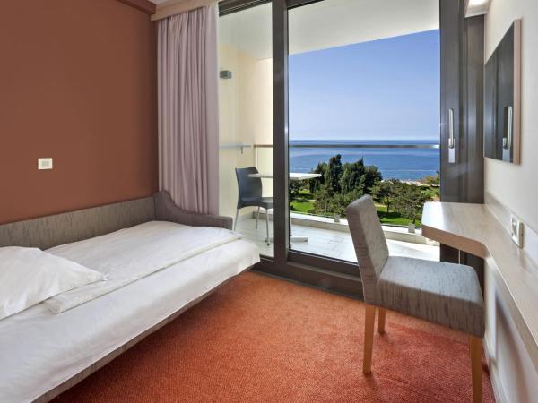Hotel Materada Plava Laguna : photo 2 de la chambre suite avec balcon - vue sur mer