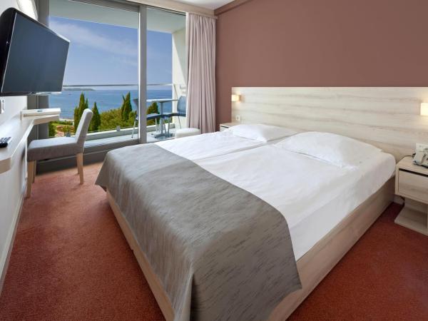 Hotel Materada Plava Laguna : photo 5 de la chambre chambre supérieure avec balcon et vue sur la mer