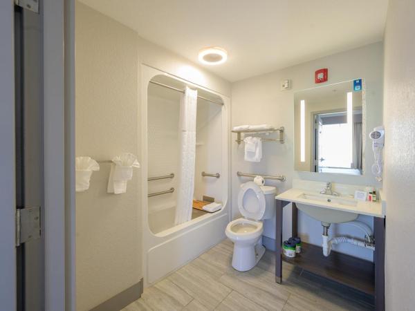 Hawthorn Extended Stay by Wyndham Panama City Beach : photo 2 de la chambre suite studio lit queen-size accessible aux personnes à mobilité réduite - non-fumeurs
