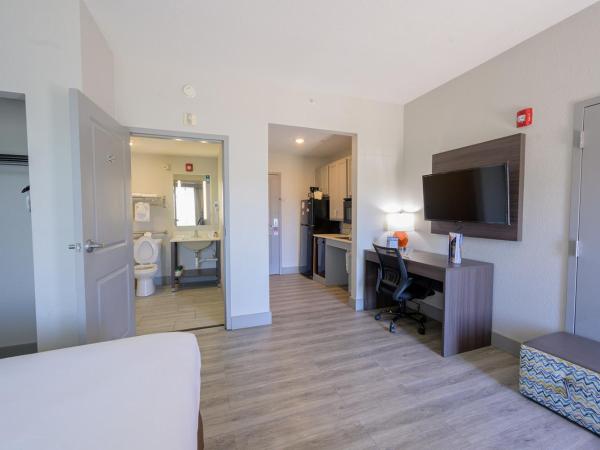 Hawthorn Extended Stay by Wyndham Panama City Beach : photo 4 de la chambre suite studio lit queen-size accessible aux personnes à mobilité réduite - non-fumeurs