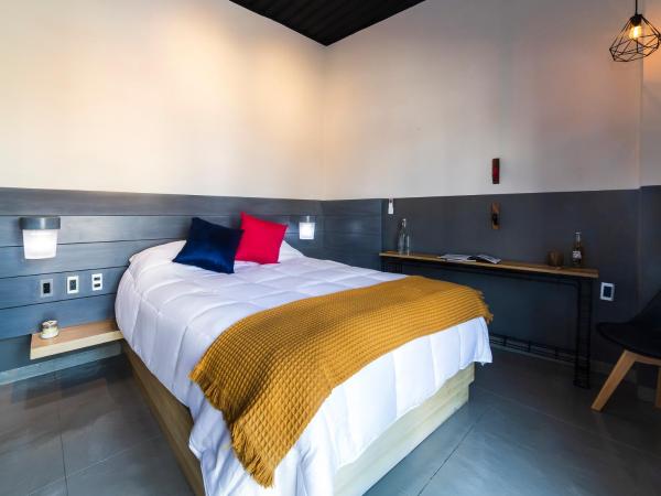 Hotel NEXT : photo 2 de la chambre chambre lit queen-size avec balcon
