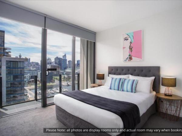 The Sebel Residences Melbourne Docklands Serviced Apartments : photo 1 de la chambre three-bedroom, two bathroom apartment with balcony and water view
