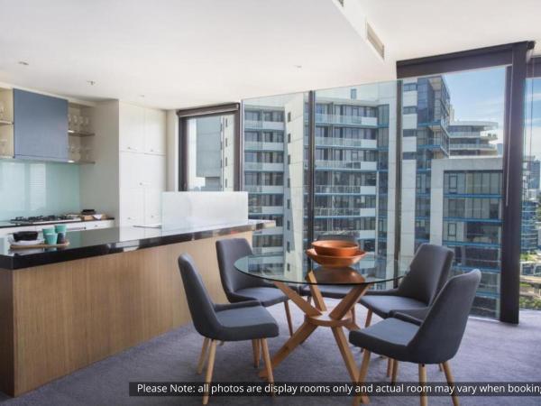 The Sebel Residences Melbourne Docklands Serviced Apartments : photo 8 de la chambre three-bedroom, two bathroom apartment with balcony and water view