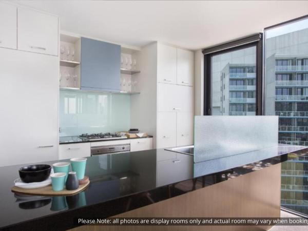 The Sebel Residences Melbourne Docklands Serviced Apartments : photo 6 de la chambre three-bedroom, two bathroom apartment with balcony and water view